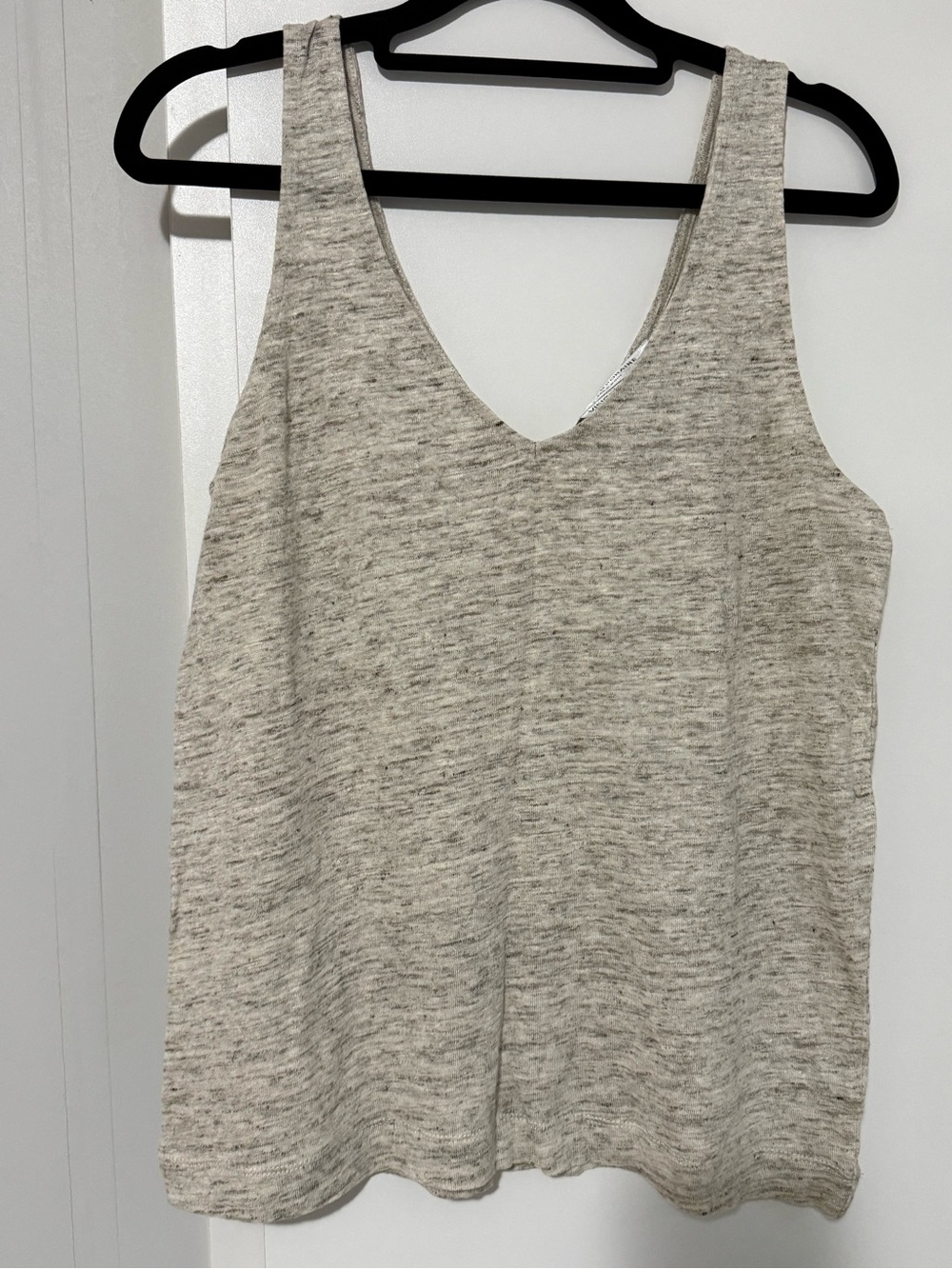 232. Simon’s Linen Women's Sleeveless V-Neck Tank Top in Light Heathered Beige